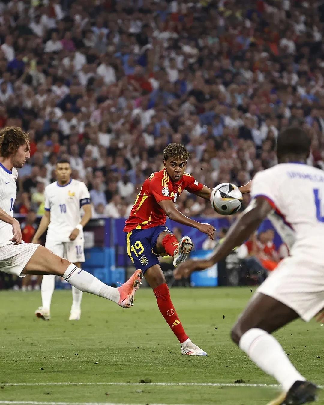 28圈- 梅西新赛季技艺秀让对手无奈让球迷至嗨 